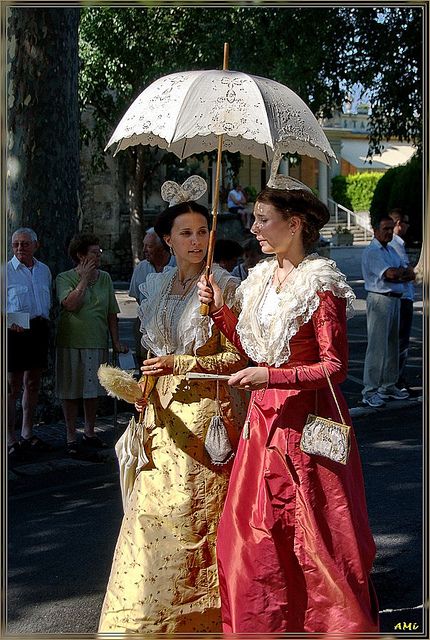 feteducostume2009_Arlesienne35, via Flickr. French Traditional Dress, Traditional French Clothing, Culture Dress, Folklore Dress, French Costume, France Dress, Vibes Outfit, French Outfit, Culture Clothing