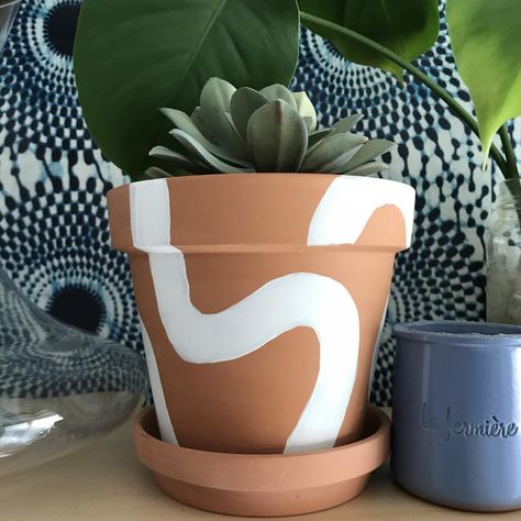 Plant Pot Design, Flower Pot Art, Plant Pot Diy, Painted Pots Diy, Flower Pot Design, Painted Plant Pots, Painted Terra Cotta Pots, Astuces Diy, Decorated Flower Pots