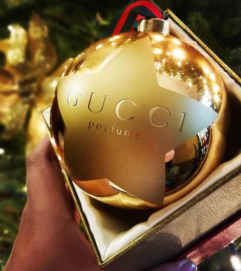 Gucci Christmas Tree, Gucci Christmas, Fashion Christmas Tree, Santa Claus Is Coming To Town, White Ornaments, Christmas Tree Design, Christmas 2017, Golden Girl, Body Love