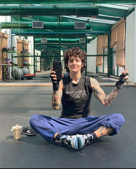 miss.daddi (ig) Masc Gym Outfits, Vasiliki Halastaras, Realistic Face, Gender Binary, Non Binary, Androgynous Fashion, Fashion Icon, Face Claims, Gym Outfit