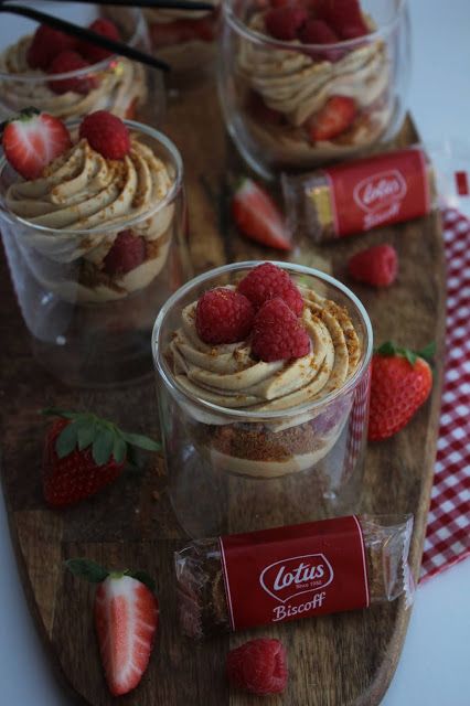 gruensteinKitchen: Lotus Biscoff Glasdessert Lotus Biscoff Dessert, Lotus Dessert, Biscoff Desserts, Parfait Desserts, Lotus Biscoff, Special Desserts, Strawberry Desserts, Dessert Cups, Vegan Food