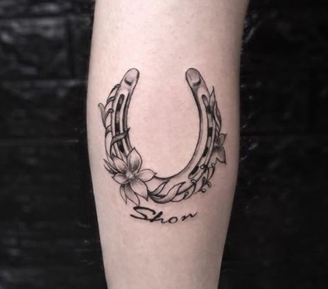 Horseshoe Tattoo, Button Tattoo, Horse Shoe Tattoo, Horse Tattoo Design, Cowgirl Tattoos, Wrist Tattoo Designs, L Tattoo, Western Tattoos, Beautiful Flower Tattoos