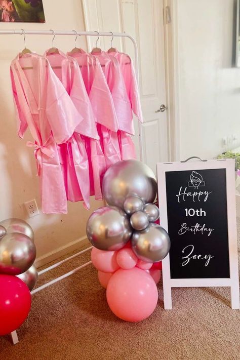 Check out this pretty spa-themed sleepover! The robes are so cool! See more party ideas and share yours at CatchMyParty.com Spa Day Party Favors, Preppy Slumber Party, Spa Day Birthday Party, Spa Day Birthday, Spa Event, Spa Party Robes, Girls Pamper Party, Spa Sleepover Party, Spa Day Party