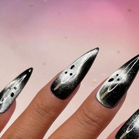 Simple Almond Halloween Nails, Ghost Chrome Nails, Cat Eye Witch Nails, Dark Trendy Nails, Cool Nails Black, Halloween Nails With Chrome, Manicure Ideas Halloween, Classy Spooky Nails, Nails Ghost