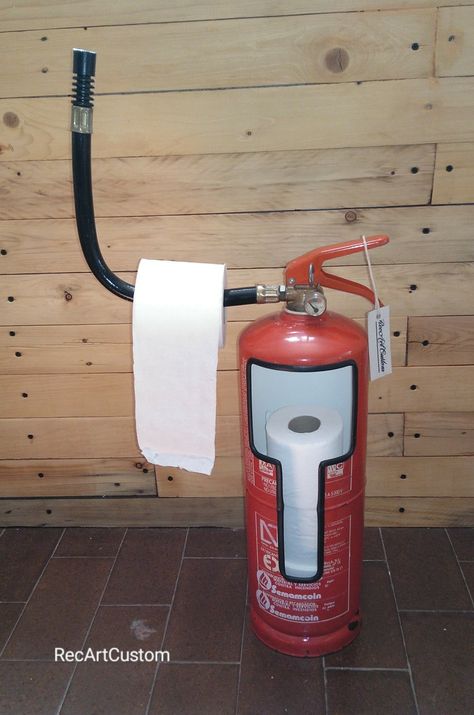 Porta papel higiénico industrial, Extintor porta rollos vintage Fire Extinguisher, Bathroom Towels, Industrial Design, Towels, Shed, Design, Upcycling