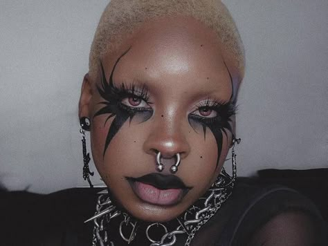 Goth Makeup Looks, Goth Eye Makeup, Afro Goth, Tutorials Makeup, Punk Makeup, Alt Makeup, Face Piercings, Graphic Makeup, Swag Makeup