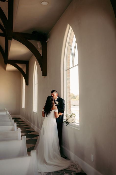 Wedding Photos In Church, Small Church Wedding Photos, Wedding Venue Photography, Church Photoshoot, Traditional Southern Wedding, Chapel Wedding Ceremony, Small Church Weddings, Wedding Cermony, Church Wedding Photos