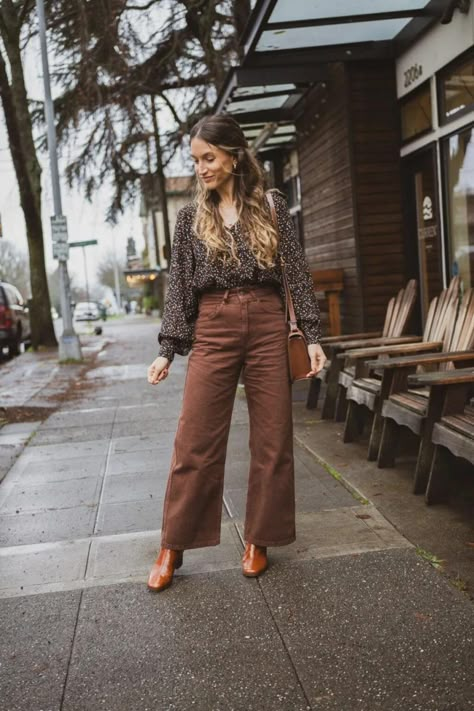 Business Casual Layering, Anthropologie Work Outfit, Brown Pants Outfit Fall, Brown Pants Outfit Women, Brown Dress Pants Outfit, Brown Jeans Outfit Women, Chic Teacher Outfits, Brown Jeans Outfit, Boho Work Outfit