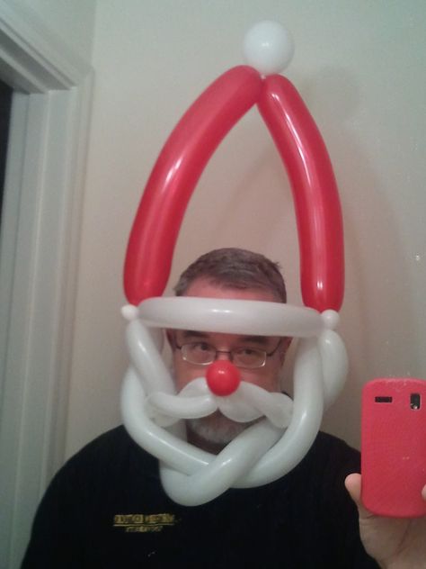 Santa Hat Balloon Hats, Balloon Toys, Balloon Hat, Holiday Balloons, Twisting Balloons, Balloon Modelling, Balloon Pictures, Christmas Balloons, Balloon Crafts