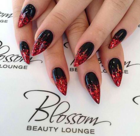 Black and red nails Ongles Goth, Red Black Nails, Fun Halloween Nails, Nails With Glitter, Halloween Nails Easy, Nails Ombre, Gothic Nails, Goth Nails, Red Nail Designs