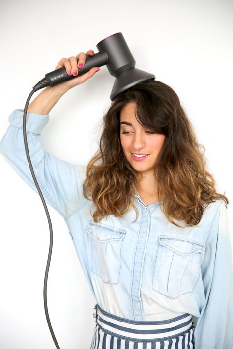 If you want to create more volume, use the diffuser right at the crown. Most have nubs that you can use to massage the scalp and add height. Dyson Diffuser, Diffuser Curls, Blow Hair, Blowdry Styles, Hair Dryer Diffuser, Dyson Hair Dryer, Estilo Olivia Palermo, Hair Diffuser, Wavy Hairstyles Medium