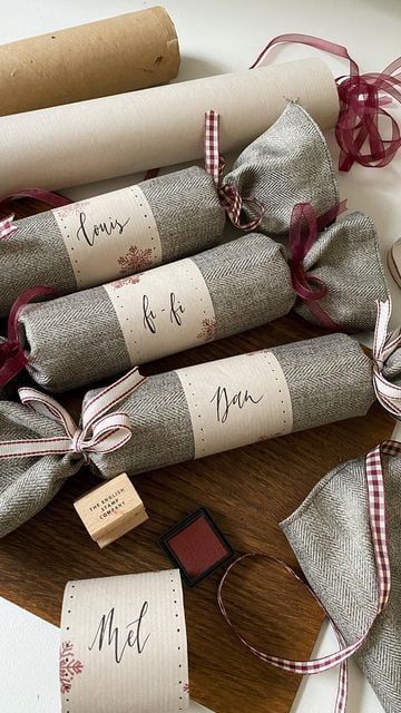 Reusable Christmas Crackers Diy, Christmas Chocolate Wrapping, Handmade Christmas Crackers, Fabric Christmas Crackers, Reusable Christmas Crackers, Paper Towel Roll Crafts Christmas, Cracker Ideas, Hit Chocolate, Homemade Christmas Crackers