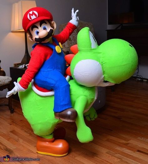 Mario Yoshi Costume, Yoshi Halloween, Unique Diy Costumes, Yoshi Super Mario, Yoshi Costume, Mario And Yoshi, Super Mario Costumes, Costume Unique, Amazing Costumes