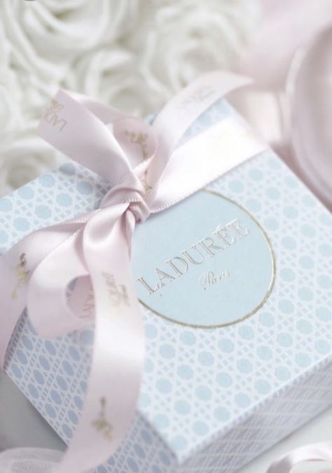 Happy Birthday Lovely, J Beauty, Sweets Photo, Laduree Paris, I Believe In Pink, Chocolate Packaging, Packaging Labels Design, Luxury Packaging, Creative Packaging