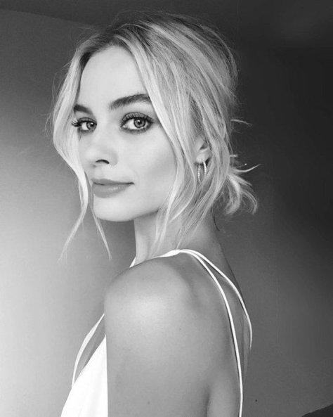 Margot Robbie is beautiful Model Tips, Beautiful Wedding Hair, Hairstyles Prom, Front Hair, Hairstyles Wedding, School Hairstyles, Front Hair Styles, Low Bun, Hairstyles Curly