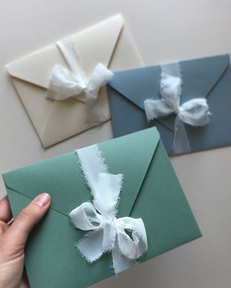 Envelope With Ribbon, Ribbon Envelope, Invitation With Ribbon, Wedding Envelopes Design, Ribbon Invitation, Christmas Envelopes, Envelope Stamp, Diy Envelope, Modern Minimalist Wedding