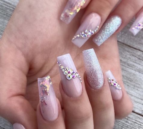 Nails With Jewelry On Them, Mail Art With Rhinestones, Diamond Inspired Nails, Rihstone Nail, Fake Nails With Gems, Rine Stone Nails Designs Simple, Nail Gems Rhinestones, Chrome Nails Gems, Mail Gem Designs