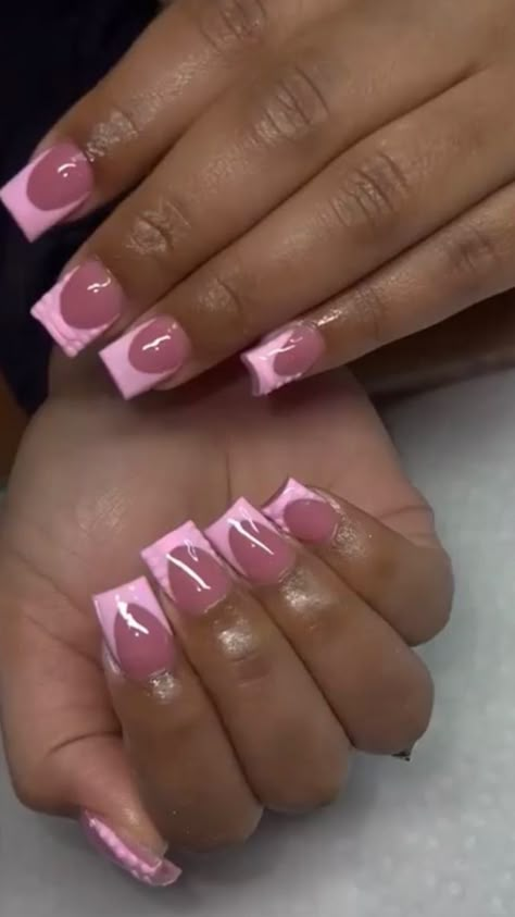 Shirt Acrylic Nails Square Pink, Pink Shirt Nails Acrylic, Pink Shirt Nail Designs, Shirt Nails Acrylic, Shorties Nails Pink, Shirt Pink Nails, Pink Shirt Nails, Shirt Acrylic Nails, Baddie Acrylic Nails Short