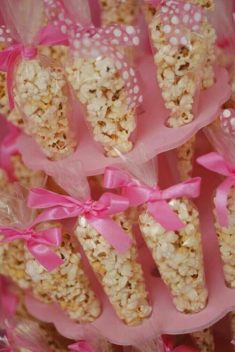 Table Birthday, Birthday Party Treats, Baby Shower Treats, Barbie Birthday Party, Flamingo Party, Barbie Birthday, Candy Table, Barbie Party, Snacks Für Party