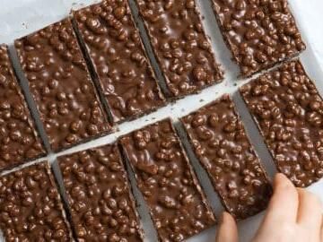 4-Ingredient Chocolate Rice Krispie Bars - NewsBreak Homemade Crunch Bars, Crunch Bars Recipe, Banana Upside Down Cake, Rice Krispie Bars, Vegan Candy, Crunch Bars, Peanut Butter Banana Smoothie, Banana Pudding Cheesecake, Peanut Butter Chocolate Bars