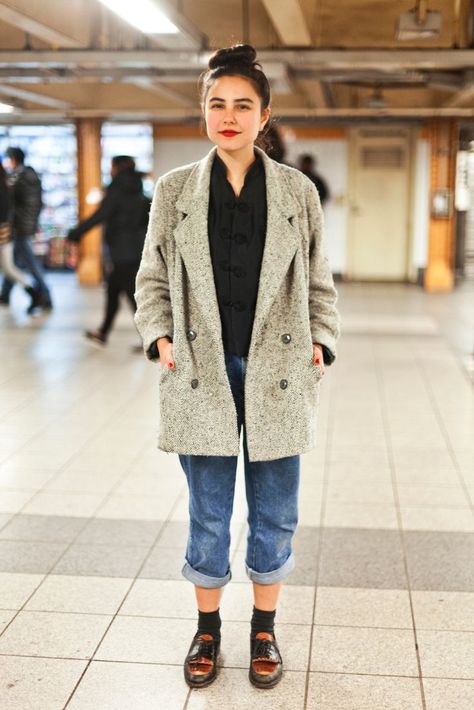 Slouchy socks and loafers, mom jeans, jacket for vertical lines