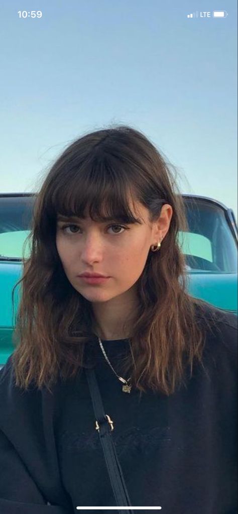 Bangs Full Fringe, Thick Bangs Aesthetic, Haircut Ideas With Bangs Medium, Medium Hair Styles Bangs, Thick Straight Bangs, Medium Brown Hair Bangs, Wavy Hair With Bangs Short, Short Thick Wavy Hair With Bangs, Short Hair With Thick Bangs