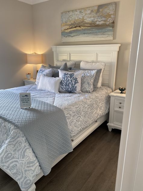 Bahamas Bedroom, Beige Bedroom Decor, Costal Bedroom, Blue Bedroom Decor, Classy Living Room, Bedroom Furniture Makeover, Guest Bedroom Decor, Redecorate Bedroom, Dreamy Bedrooms