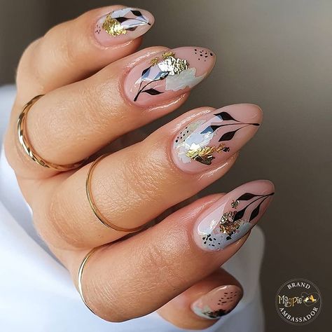 Nail Art Leaf, Nude Nails With Design, Gold Leaf Nail Art, Elegant Nude Nails, Leaf Nail Art, Nails With Design, Leaf Abstract, Gel Paint, Natural Nail Art