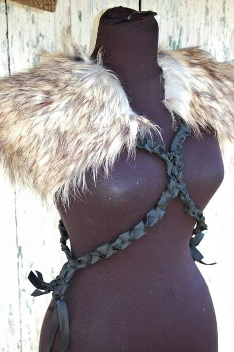 Vikings Costume Diy, Woman Steampunk, Mad Max Cosplay, Viking Halloween Costume, Vikings Halloween, Viking Party, Costume Viking, Viking Cosplay, Warrior Costume