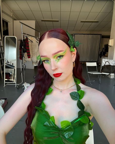 poison ivy 🌱 annonce • this was a pinch me moment 🥹 shooting the first ever halloween media campaign with @nyxcosmeticsnordics was a dream come true ✨ i’m grateful i got to share this moment with the most amazing team of people 💚 @fontana @anty @dancedollll @valtterisandberg @henrikelfmortensen @kennikjaer__ @shirley_nor #poisonivy #neoneyeshadow #muasfeaturing #muaxdiscover #neonmakeup #avantgardemakeup #halloweenmakeup #makeuptime #makeuptutorial #makeupideas #makeupartist #makeupaddict ... Ivy Makeup, Poison Ivy Makeup, Neon Eyeshadow, Neon Makeup, Avant Garde Makeup, Pinch Me, Media Campaign, Make Up Time, A Dream Come True