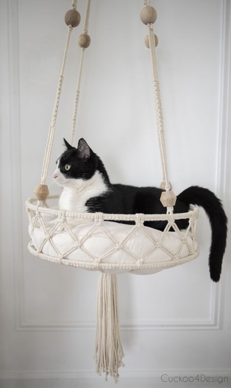 purrfectly cute DIY cat bed using macrame cord - #catDIYprojects #DIYcraftprojects #craftingideas #beginnermacrame #macramedecor #macramepatterns #macrameideas #macramepatternstutorial #easymacrame #bohodecor #handmade #cat-diy #craft-projects #diy-projects #macrame Hammock Diy, Macrame Bed, Diy Cat Hammock, Katt Diy, Macrame Cat Hammock, Diy Cat Bed, Chat Diy, Kat Diy, Free Macrame Patterns