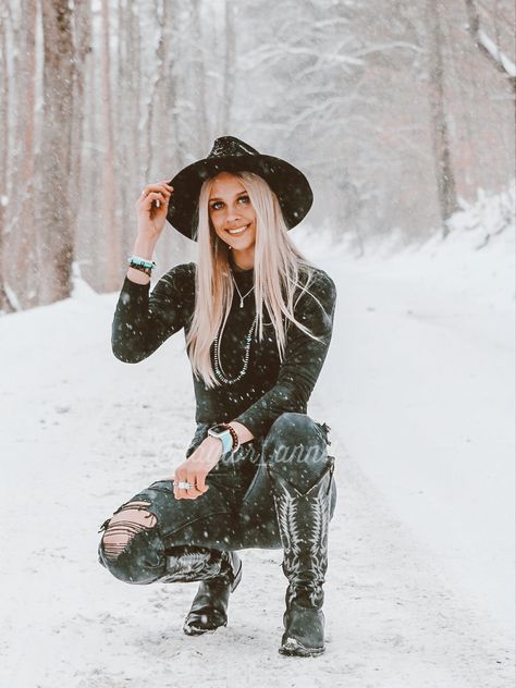 Western Snow Photoshoot, Winter Shoot Ideas, Winter Senior Pictures Outfits, Snow Senior Pictures, Winter Senior Photography, December Photoshoot, Winter Portraits Photography, Winter Senior Pictures, Autumn Photography Portrait