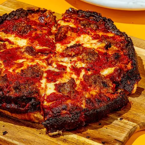 Cast Iron Pizza Pan, Chicago Style Deep Dish Pizza, Sausage Pizza, Cheese Cultures, Great Pizza, Deep Fry, Restaurants Food, Deep Dish Pizza, Bariatric Recipes