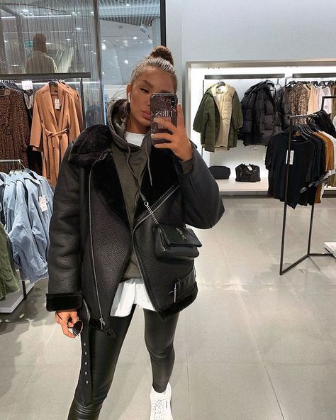 Shopping Outfit Winter, Minimalist Winter Outfit, Biker Jacket Outfit, High Collar Jacket, Perfect Winter Outfit, Winter Outfits Cold, Biker Chic, Jacket Outfit, Cute Winter Outfits