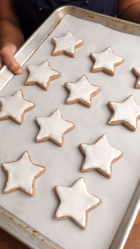 Zimtsterne (German Cinnamon Stars) Cinnamon Stars, Star Shaped Cookies, Caramel Chocolate Chip Cookies, Honey Cookies, Sugar Glaze, Filled Cookies, Cookie Flavors, Sugar Plum Fairy, Beautiful Cookies