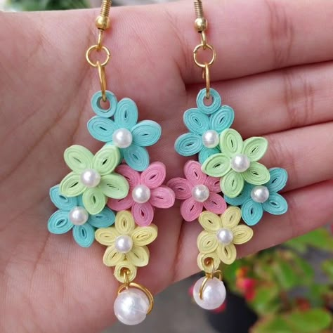 Handmade Quilling Art Earrings, Quiling Earings Ideas, Quilling Keychain Ideas, Quilling Jewelry Ideas, Quilling Earrings Jhumkas, Diy Quilling Earrings, Quilling Keychains, Quilling Earring, Diy Earrings Materials