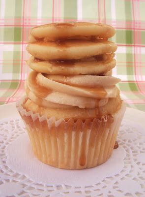 pancake cupcake. Pancake Cupcakes, Happy Pancake Day, How To Stack Cakes, Creative Cupcakes, Pancake Stack, Pancakes Easy, Brunch Dishes, Yummy Cupcakes, Cupcake Recipes