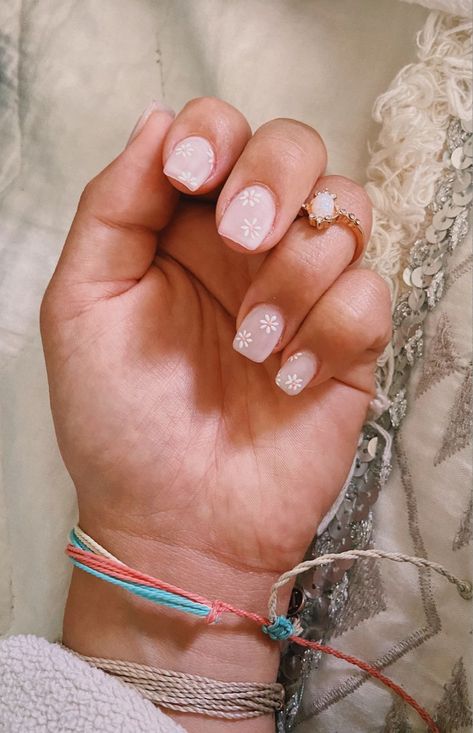 Light matted pink nails with white sunflowers Graduation Pictures Nails, Nails Senior Pictures, Cute College Nails, Senior Photos Nail Ideas, Simple Senior Picture Nails, Senior Pics Nails, Cute Light Pink Nails With Design, Family Picture Nails, Senior Photo Nail Ideas