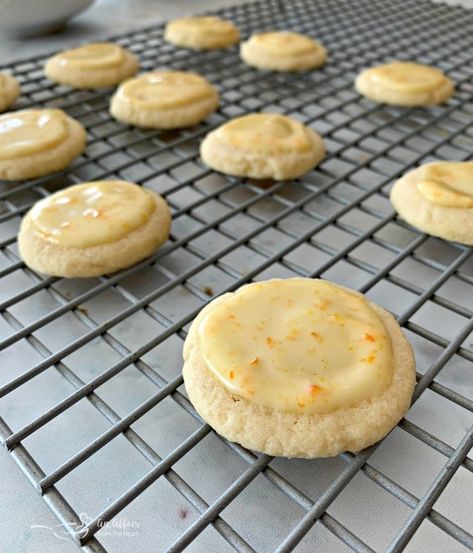 Orange Meltaway Cookies - light & fresh and melt-in-your mouth delicious! Coffee Fudge, Meltaway Cookies, Cookies Light, Cookie Recipes Chewy, Christmas Shortbread, Melting Moments, Orange Glaze, Summer Eating, Easy Peanut Butter