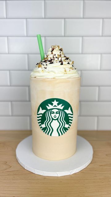 Iced Coffee Cake Design, Coffee Decorated Cake, Coffee Lover Cake, Coffee Cake Design, Toper Cake, Starbucks Cake, Starbucks Coffee Cup, Cup Decorating, Cool Cake Designs