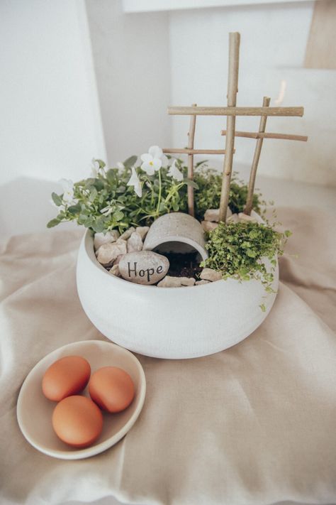 DIY Resurrection Garden For Easter - STEPH JOLLY Resurrection Garden, Catholic Easter, Christ Centered Easter, Resurrection Sunday, Easter Garden, Easter Craft Decorations, Easter Decorations Dollar Store, Easter Decorations Vintage, Easter Traditions