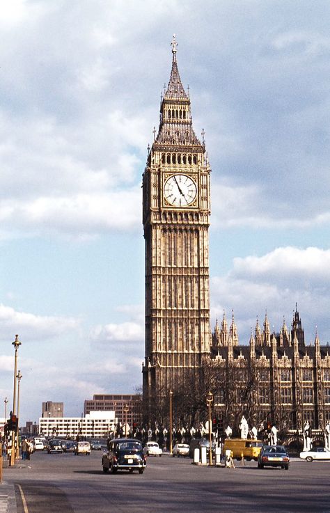 Photos of Mid-Seventies London by David Rostance - Flashbak 3rd April, Palace Of Westminster, London Buildings, British Architecture, Regent Street, London History, Piccadilly Circus, A Discovery Of Witches, Soho London