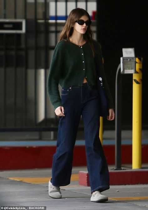 Green Sweater Outfit Aesthetic, Kaia Gerber Style Street, Humid Weather Outfit, Kaia Gerber Outfits, Kaia Gerber Style, Tomboy Femme, 2024 Ideas, Estilo Indie, Weather Outfits