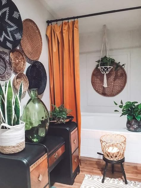 Monochrome House Decor, Farm Chic Bathroom Ideas, Bohemian Bathroom Decor Small Spaces, Afro Bohemian Style Decor Bathroom, Afro Boho Bedroom Decor, Afrocentric Bathroom Ideas, Afro Bohemian Bathroom, Magical Bathroom Bohemian, Afro Boho Bathroom