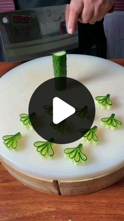 Food Garnish, Decorações Com Comidas, Amazing Food Decoration, Amazing Food Art, Party Food Platters, Makanan Diet, Charcuterie Recipes, Food Carving, Easy Food Art