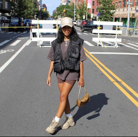 Utility Vest Outfit Streetwear, Utility Vest Outfits For Women, Streetwear Photoshoot Ideas, Utility Vest Outfit, Vest Outfit Women, Streetwear Photoshoot, Vest Outfits For Women, Street Style Outfits Casual, Sneaker Outfits Women