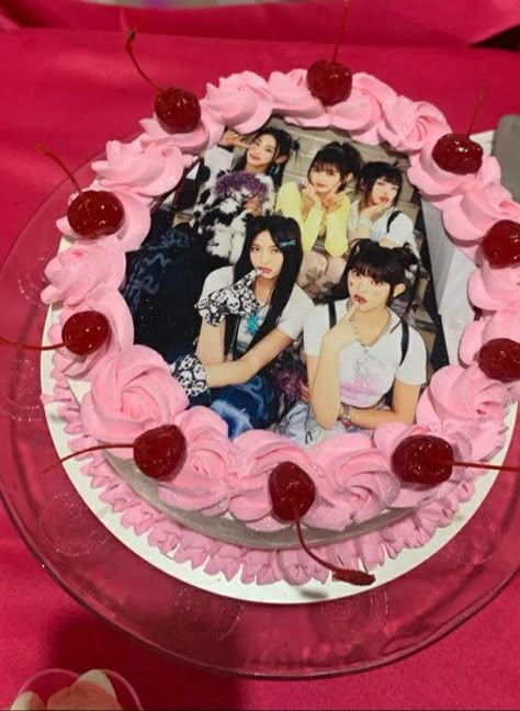 New Jeans Cake Ideas, New Jeans Cake Ideas Kpop, Newjeans Birthday Cake, Kpop Idol Birthday Cake, Kpop Cake Design, Newjeans Cake, K Pop Cake, Kpop Cake Ideas, Kpop Cake