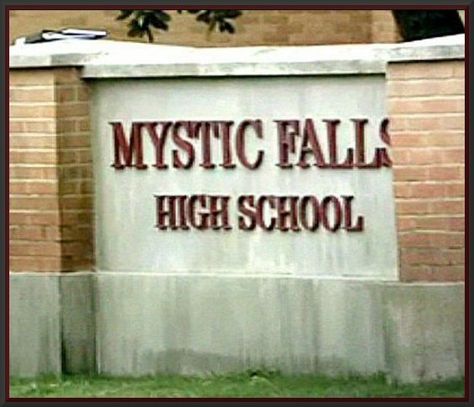 High School Mystic Falls High School, Vampire High School, Cool Teen Bedrooms, Vampire Diaries Wallpaper, Bonnie Bennett, Vampire Diaries Cast, Mystic Falls, Vampire Diaries The Originals, New Girl