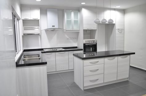 Hiasan Dalaman Dapur, L Shape Kitchen Design, Kitchen Cabinets Design Layout, Luxury White Kitchen, Small L Shaped Kitchens, Dapur Moden, L Shaped Modular Kitchen, L Shaped Kitchen Designs, Kitchen Island Cabinets