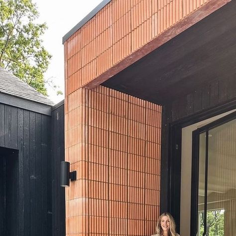 concrete collaborative on Instagram: "making an entrance 🧱 // ⠀⠀⠀⠀⠀⠀⠀⠀⠀ our new SSS X Trestles modern fluted brick collection can be used in just about any environment - installed here at @sarahshermansamuel home! 〰️ featured VaLENCIa Fluted SSS Brick 🧱 also available with a corner piece to wrap" Painted Brick Porch, Fluted Brick, Interior Feature Wall, Concrete Collaborative, Brick Porch, Modern Classic Interior, Sarah Sherman, Sarah Sherman Samuel, Corner Piece